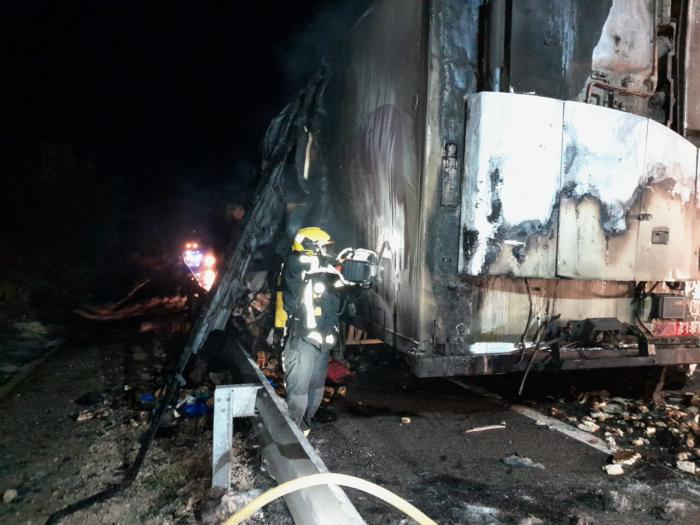 Cortado un carril de la A-3 en Cervera del Llano por el incendio de un camión frigorífico