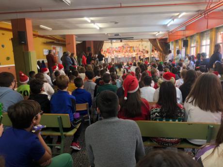 El colegio de “San Fernando” celebra la llegada la Navidad con un festival musical y acrosport