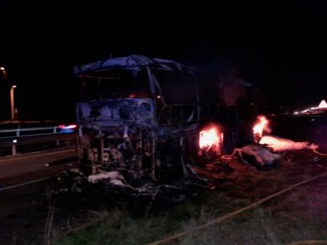Un autobús sale ardiendo en Huete