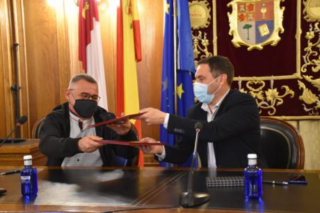 Diputación y Asociación de Artesanos Conquenses firman el convenio de cesión de la Casa del Curato