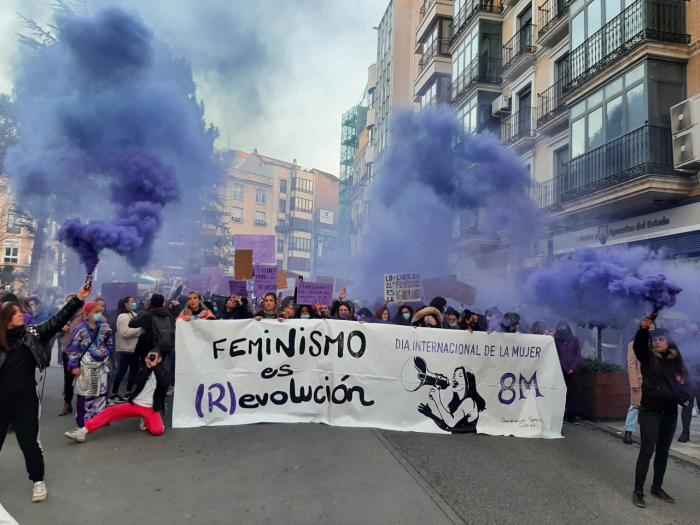 El feminismo vuelve a teñir de morado las calles de Cuenca 
