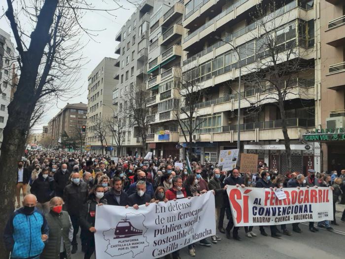 Multitudinaria manifestación en la capital que vuelve a decir sí al tren convencional