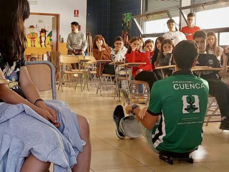 El piragüismo se cuela en las aulas conquenses