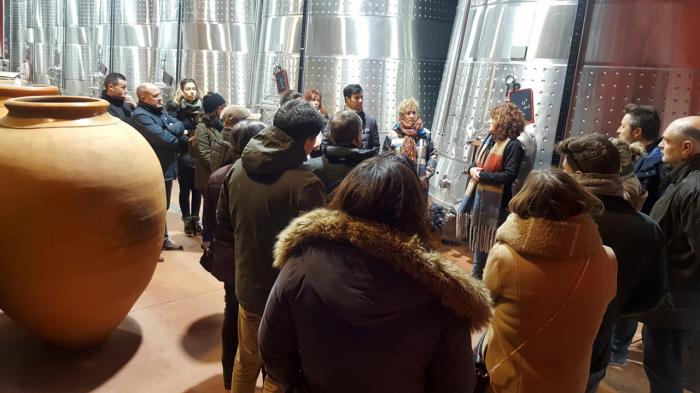 Un momento de la visita a la bodega Altolando