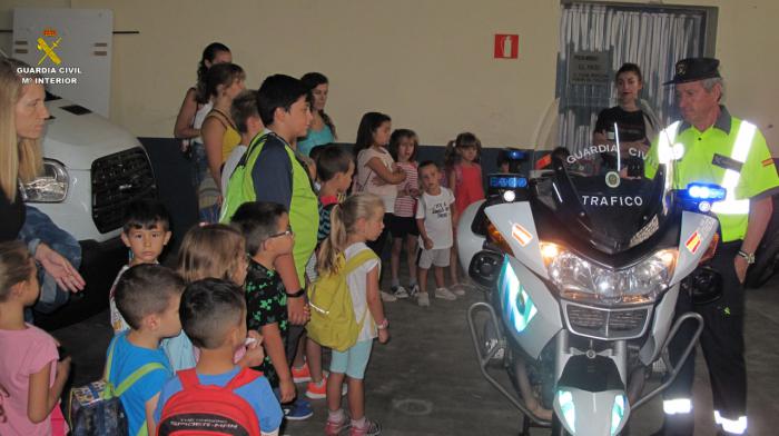 La Guardia Civil recibe la visita de los alumnos de la Escuela Municipal de Verano de la Capital conquense