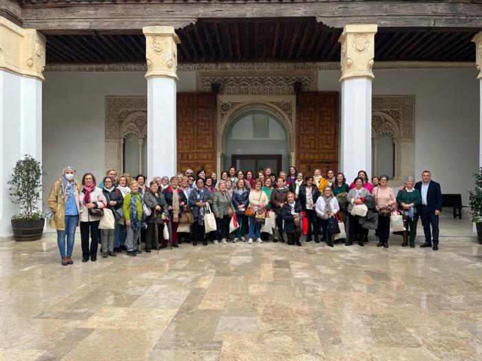 La Junta recibe en el Palacio de Fuensalida a las asociaciones de mujeres de Horcajo de Santiago y Valverde de Júcar