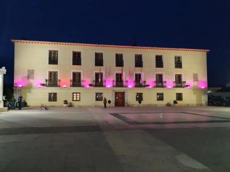 El Ayuntamiento de Tarancón se ilumina de rosa con motivo del Día Mundial contra el Cáncer de Mama