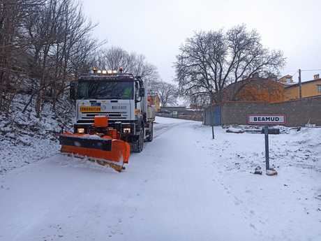 Diputación moviliza quince medios para limpiar de nieve y hielo las carreteras de la Red Provincial