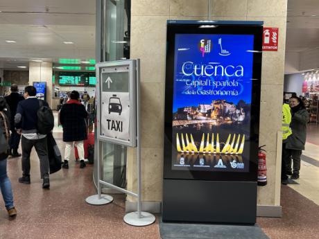 Mupis en las estaciones de AVE de Atocha y Chamartín promocionan Cuenca como Capital Española de la Gastronomía mirando al futuro