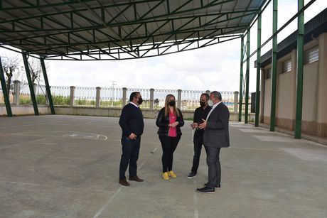 Junta y Ayuntamiento de Quintanar del Rey ejecutan la cubierta de la pista deportiva del IES Fernández de los Ríos