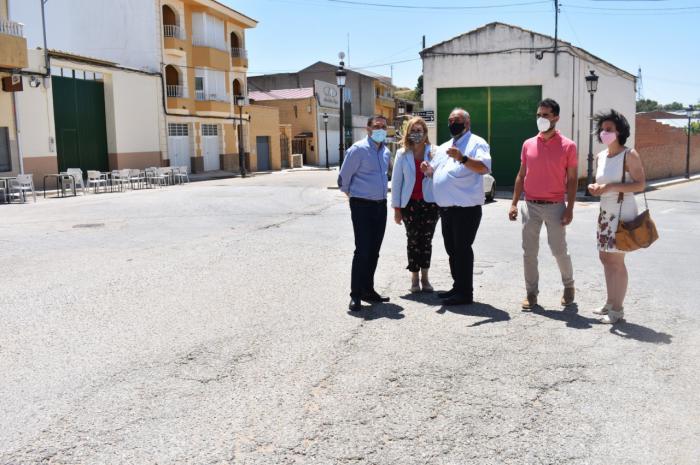 Junta y Ayuntamiento de San Lorenzo de la Parrilla firman el convenio para la cesión de la travesía de la CM-2117a