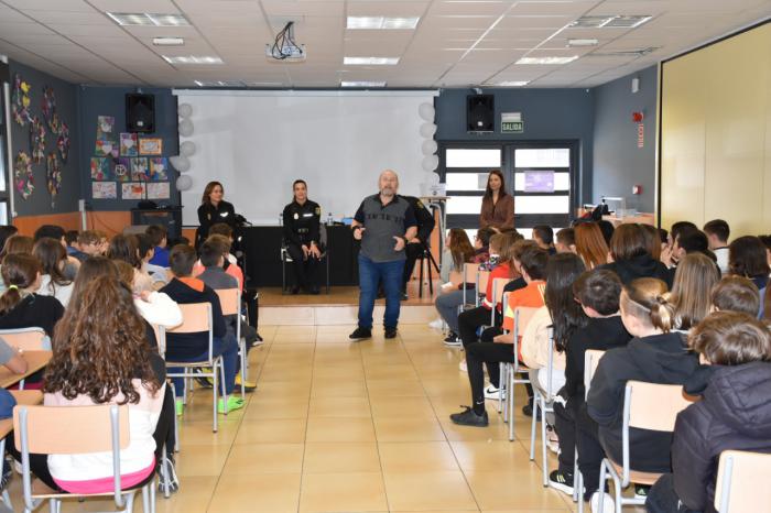 Los colegios Isaac Albeniz y Sagrada Familia acogen una charla sobre acoso escolar impartida por el actor albaceteño Javier Losán