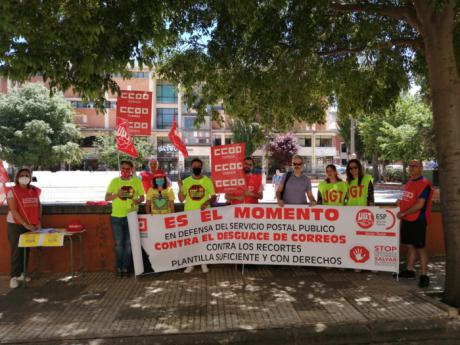 UGT y CCOO recogen firmas en Cuenca como protesta por el desmantelamiento del Servicio Público Postal