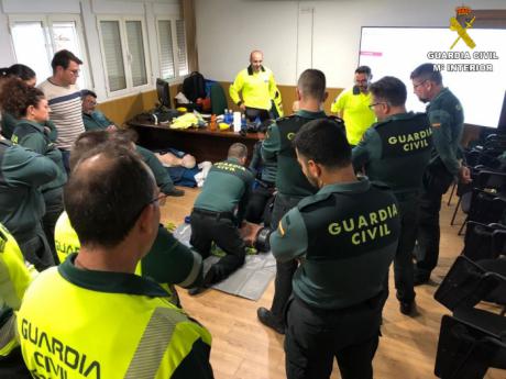 La Guardia Civil se forma en el uso de desfibriladores semiautomaticos