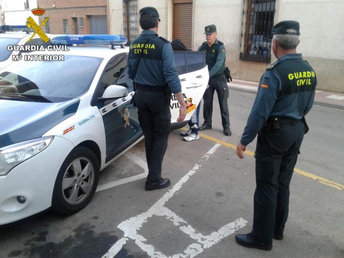 La Guardia Civil ha detenido a un hombre de 18 años como presunto autor tras incendiar varios vehículos, pastos y contenedores en la localidad de Argamasilla de Calatrava
