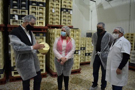 La Junta aplaude que el queso manchego bata récord con 17 millones de kilos de producción y señala como ejemplo a Quesos Artesanos Villarejo