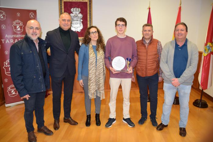 Tarancón rinde homenaje al deportista Adrián González, campeón de España de natación adaptada
