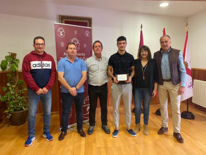 El Ayuntamiento de Tarancón reconoce los éxitos deportivos de Mario Olivas