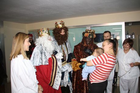 El Hospital Virgen de la Luz recibe un año más a los Reyes Magos de Oriente repartiendo regalos e ilusión