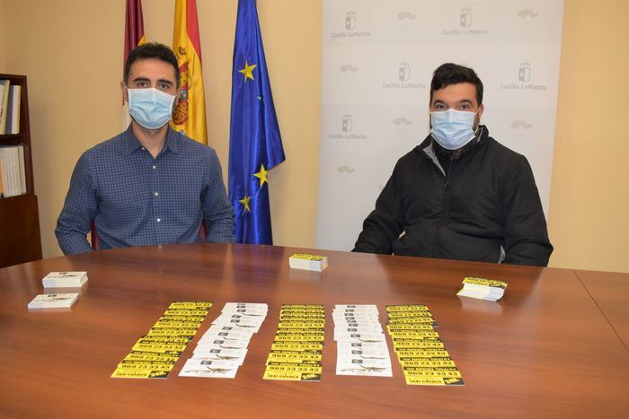 La Junta entrega al sector del taxi conquense 20.000 tarjetas de contacto a estos profesionales con la imagen del MUPA