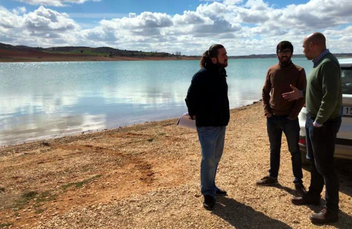 Valverde de Júcar pide a la Confederación Hidrográfica del Júcar una actuación para mantener una lámina constante de agua en el pantano de Alarcón