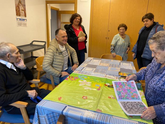 López Carrizo visita a los usuarios de las viviendas de mayores de Tarancón
