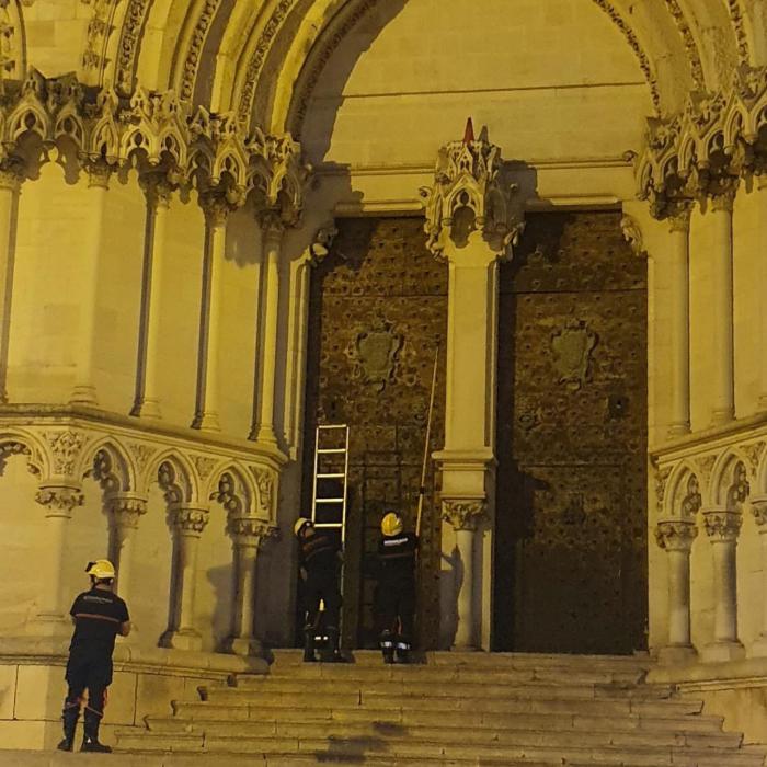 Retiran un cono de tráfico de la fachada de la Catedral