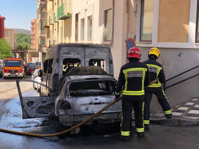 Dos coches salen ardiendo en pleno centro de Cuenca