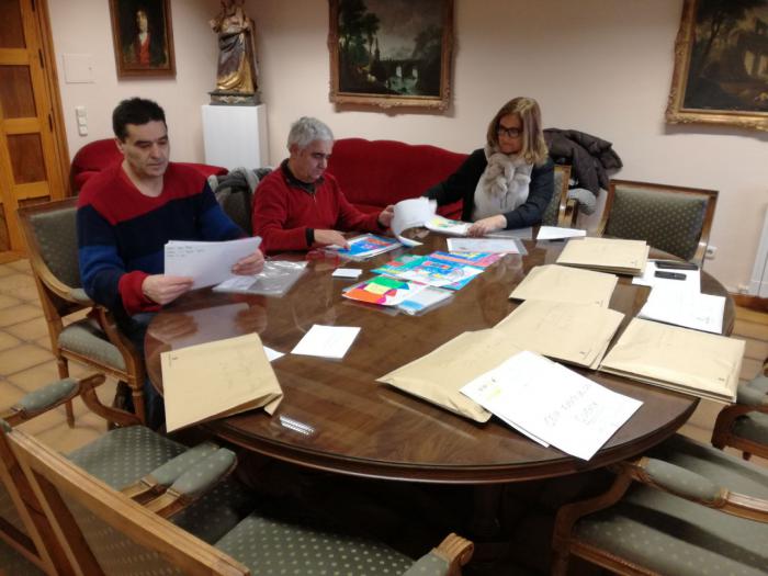 El jurado del V Concurso de Dibujo Abstracto se reúne para elegir a los ganadores