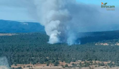 Medios aéreos y terrestres trabajan en el incendio de Carrascosa