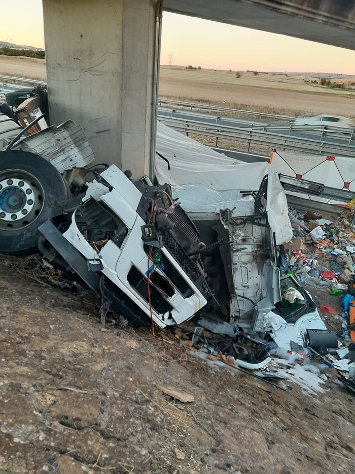 Fallece un camionero al salirse de la vía en la autovía A-3 en Montalbo