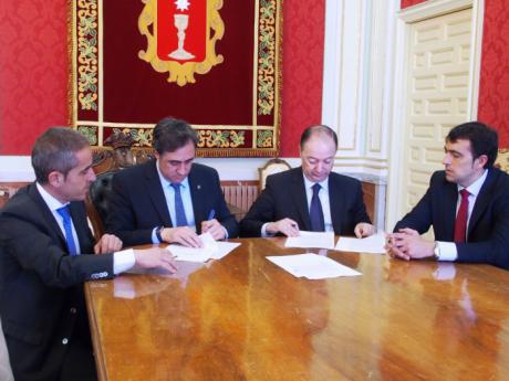 El alcalde firma una operación de confirming de 2,8 millones de euros para el pago a proveedores del Ayuntamiento