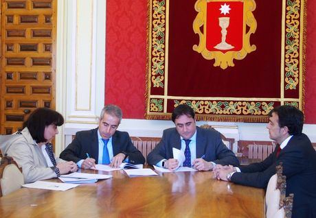 El Ayuntamiento suscribe con CaixaBank dos préstamos del Fondo de Ordenación y Financiación a entidades locales