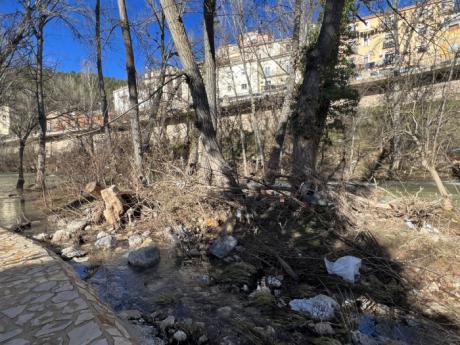 Recogen 300 kilos de "basuraleza" en el entorno del Júcar a su paso por Cuenca