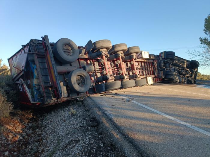 Un camionero resulta herido al volcar su vehículo y cortar la carretera CM-211