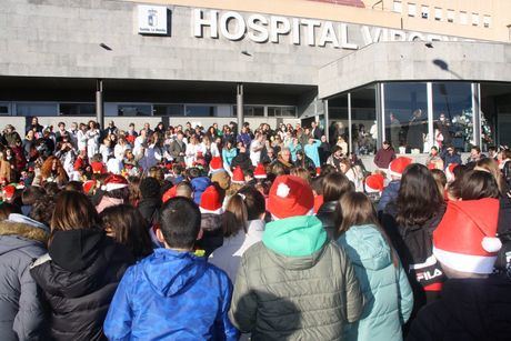 Los profesionales del “Virgen de la Luz” reciben las tradicionales felicitaciones navideñas de los niños del Colegio de “Fuente del Oro”