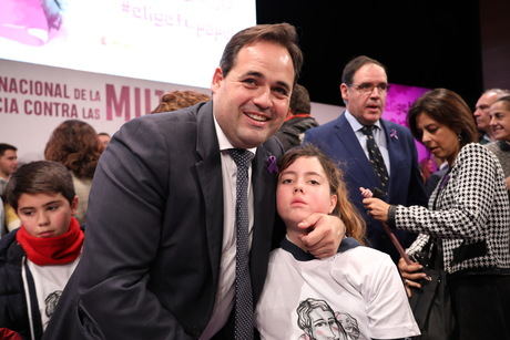 Núñez apela a la unidad de los partidos políticos para gritar “alto y claro que ni una más” y para que caiga “todo el peso de la ley” contra la violencia de género