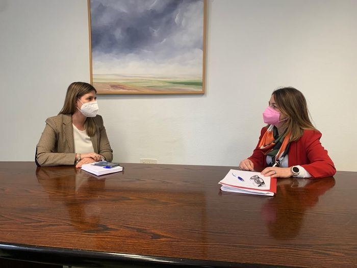 Carolina Agudo mantiene un encuentro con la portavoz del grupo popular en la Diputación de Cuenca, Clara Plaza