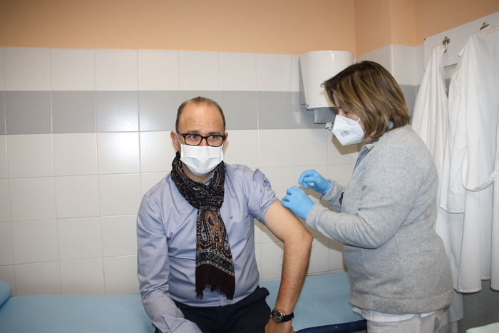 Vacuna contra la Covid-19 y la Gripe disponible sin cita previa en el Policlínico del Hospital