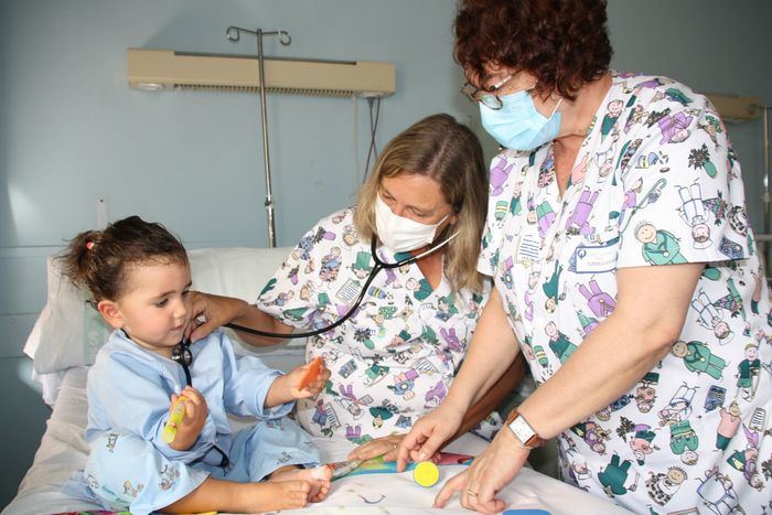 Los profesionales de Pediatría estrenan chaquetas de uniforme estampadas con dibujos infantiles
