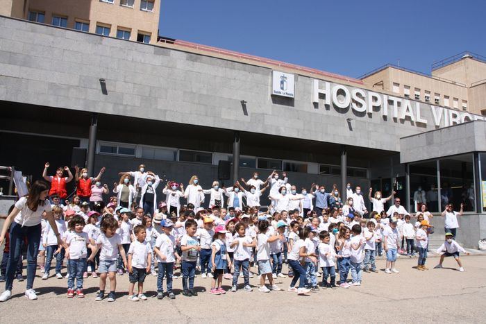 Los profesionales del Virgen de la Luz celebran con los alumnos del Colegio “Ramón y Cajal” el Día del Niño Hospitalizado