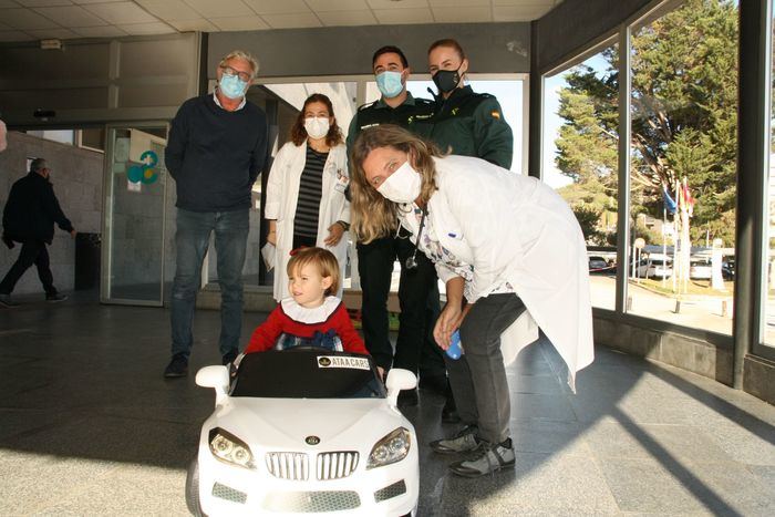 La Asociación Sonrisas dona un coche eléctrico de juguete para los niños ingresados en la planta de Pediatría del Virgen de la Luz