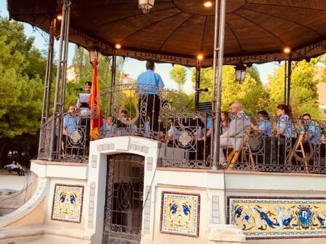 La Banda de Música interpreta un concierto de música militar por el Día de las Fuerzas Armadas