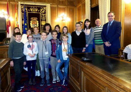 Prieto felicita al CRA Elena Fortún de Villar de Olalla por apostar por un proyecto 'Erasmus + para “hacer Europa”