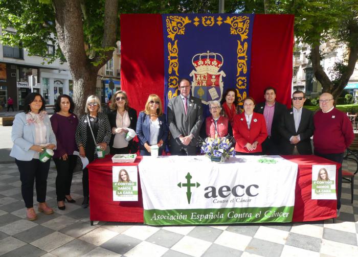 Diputación no falta a su cita con AECC Cuenca y colabora con la cuestación contra el cáncer con la instalación de una mesa petitoria