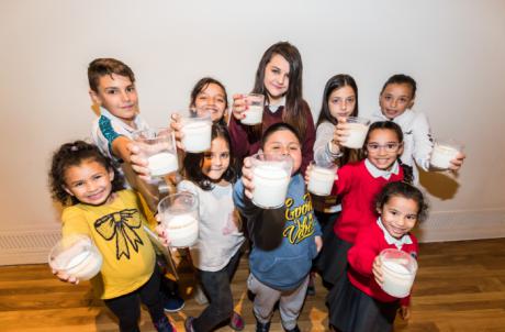 La Obra Social la Caixa y el Banco de Alimentos impulsan la recogida de leche en Cuenca para la infancia en situación vulnerable