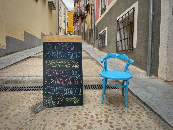 Bancos de descanso abatibles en las calles de Cuenca