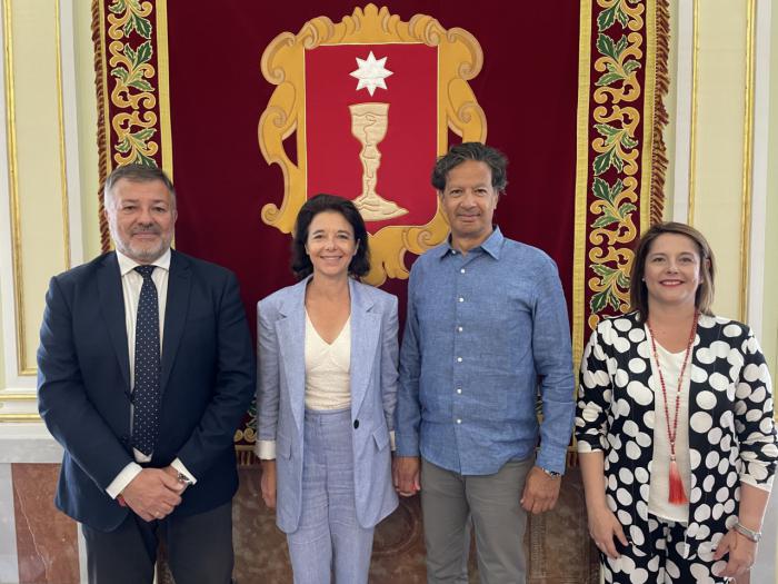 El alcalde recibe a la alcaldesa de la localidad francesa de Troiville -sur-Mer