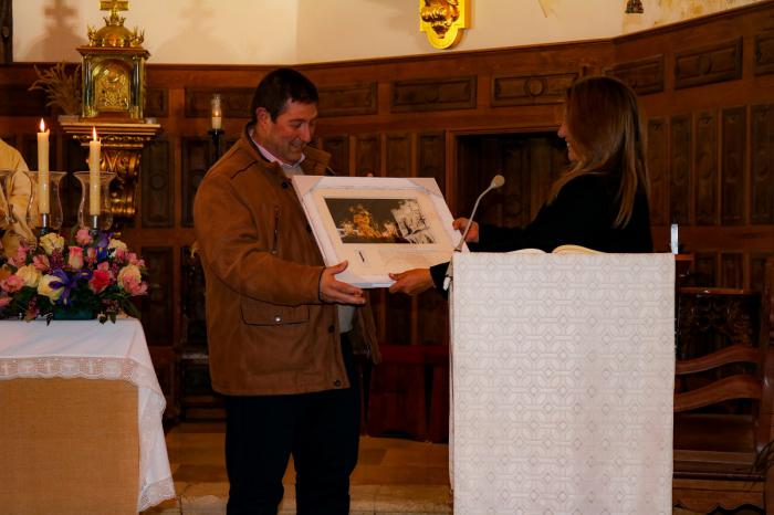 La Hermandad del Bautismo homenajea a su Secretario saliente durante la Misa de Acción de Gracias de la Procesión del Perdón