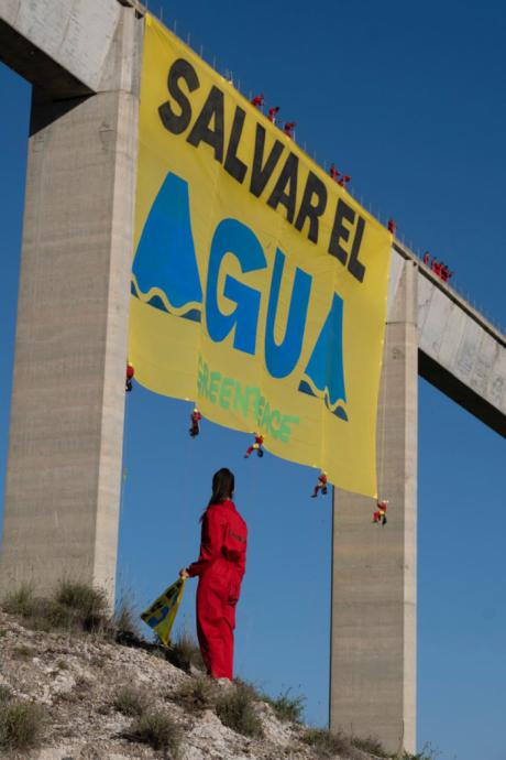 Greenpeace denuncia en Cuenca que ‘no hay agua para tanto regadío’ en una pancarta de 200 metros en un acueducto del Tajo-Segura
